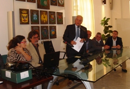 Il Presidente Nicola Bono</br>mentre illustra il nuovo sito web.